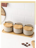Saleiro ou porta-temperos de cerâmica com colher de bambu