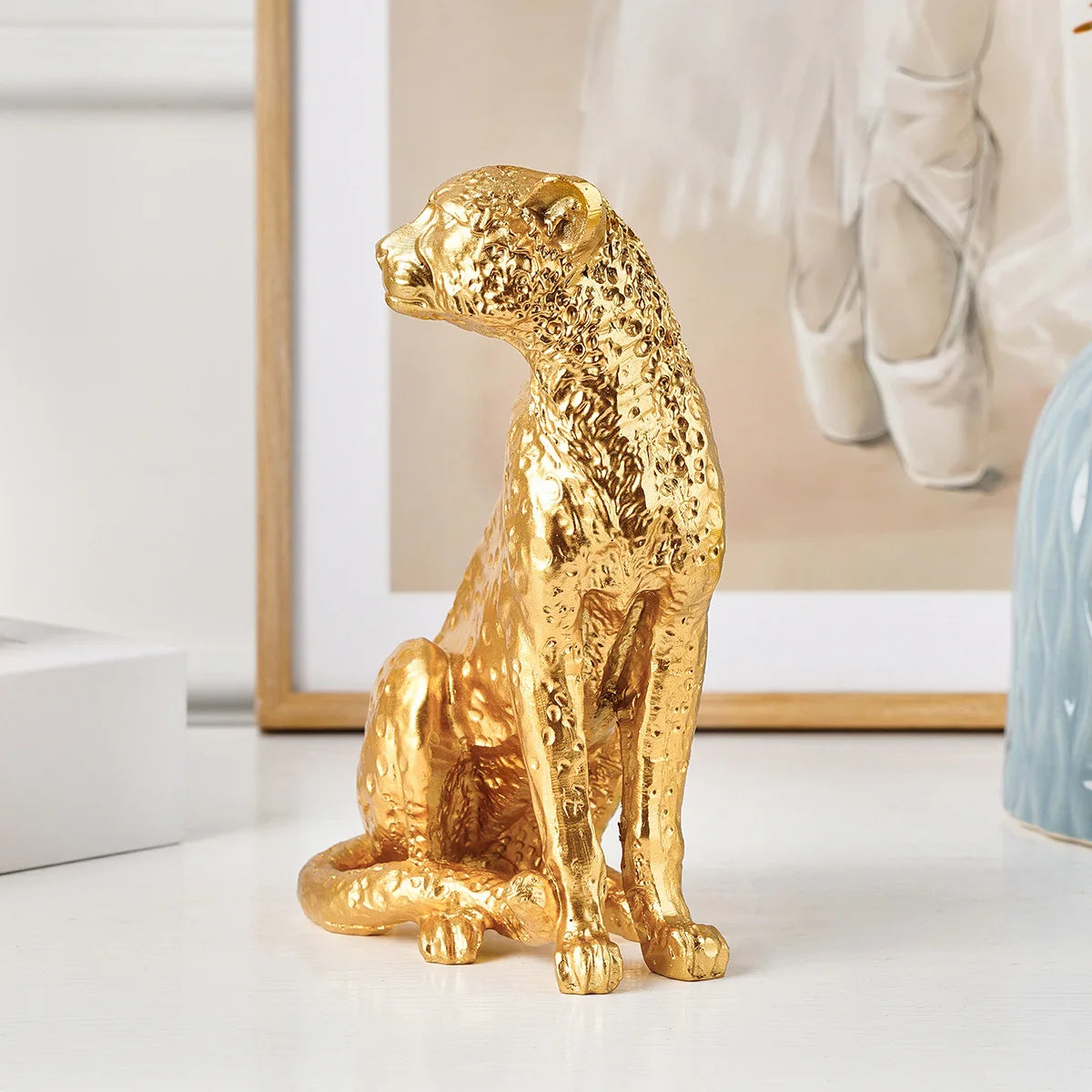 Par de Onças Douradas: Escultura Texturizada em Dourado Metálico