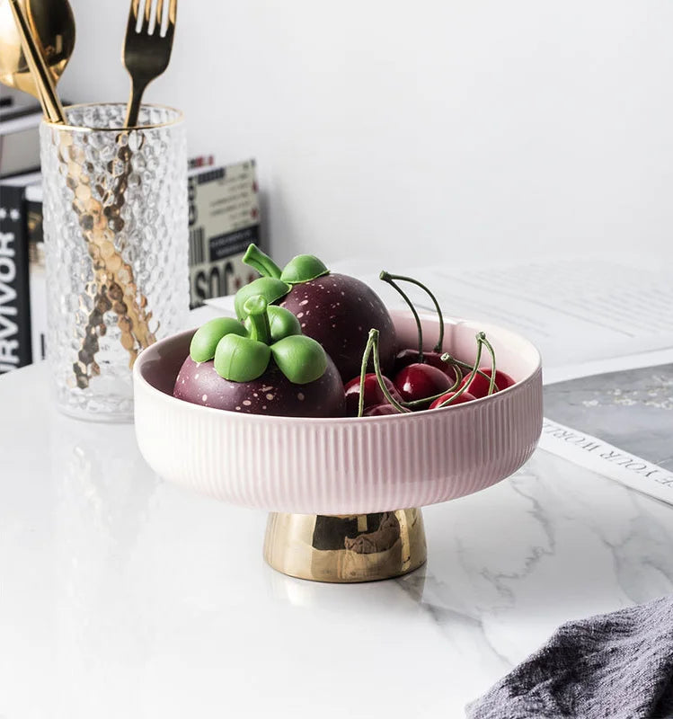 Elegante prato de frutas em cerâmica branca  e  base dourada