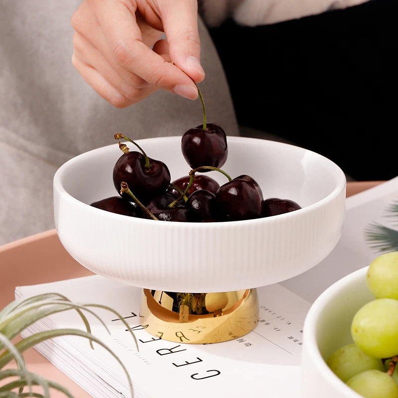 Elegante prato de frutas em cerâmica branca  e  base dourada