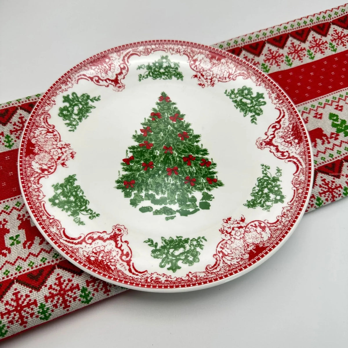 Coleção de Pratos Natalinos: Porcelana Ilustrada com Cenas de Inverno