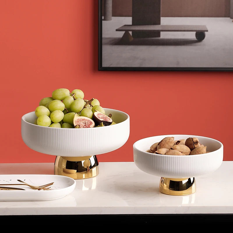 Elegante prato de frutas em cerâmica branca  e  base dourada