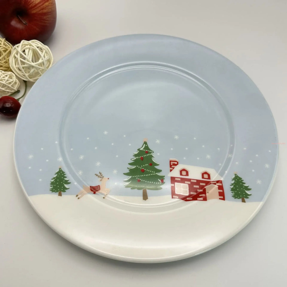 Coleção de Pratos Natalinos: Porcelana Ilustrada com Cenas de Inverno