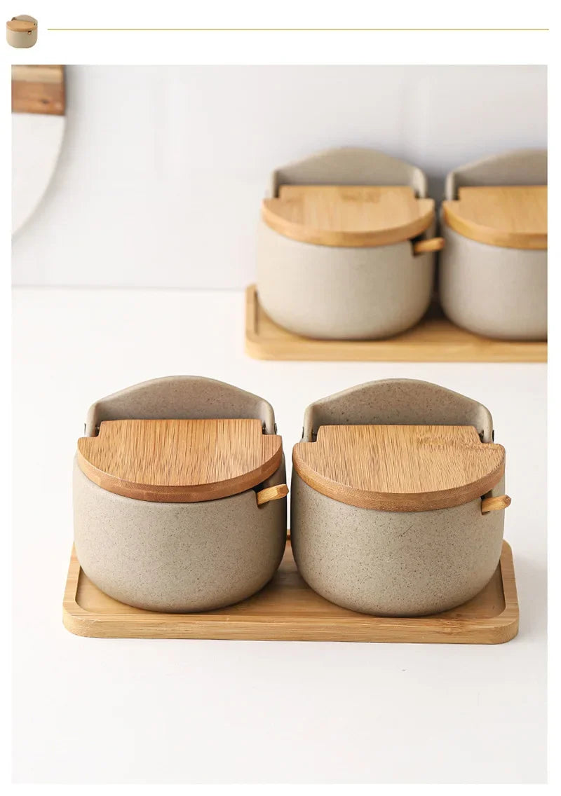 Saleiro ou porta-temperos de cerâmica com colher de bambu