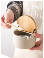 Saleiro ou porta-temperos de cerâmica com colher de bambu