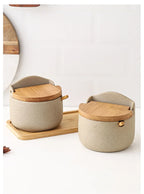 Saleiro ou porta-temperos de cerâmica com colher de bambu