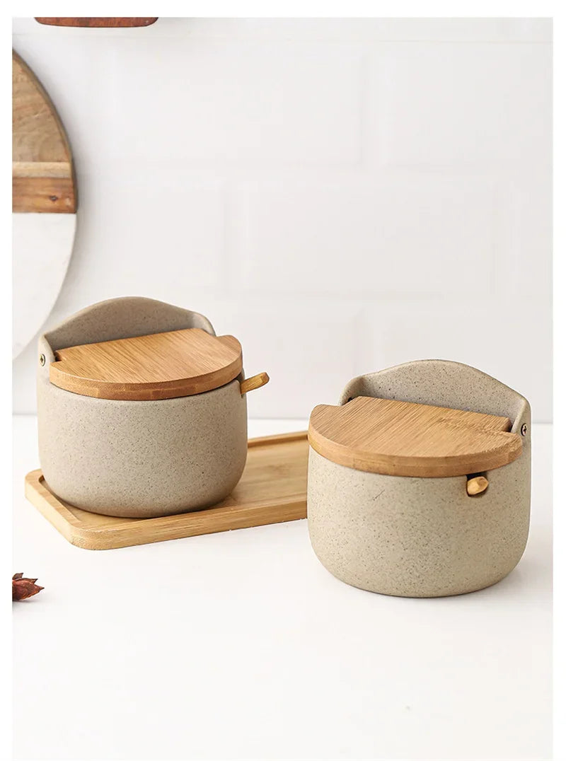 Saleiro ou porta-temperos de cerâmica com colher de bambu