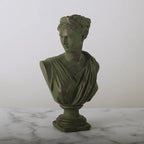 Esculturas decorativas de bustos de figuras da mitologia grega
