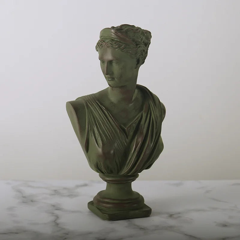 Esculturas decorativas de bustos de figuras da mitologia grega