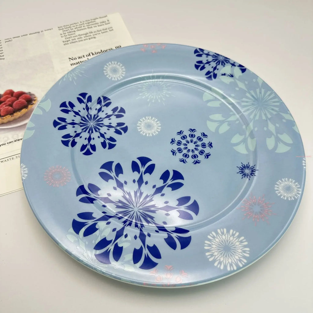 Coleção de Pratos Natalinos: Porcelana Ilustrada com Cenas de Inverno