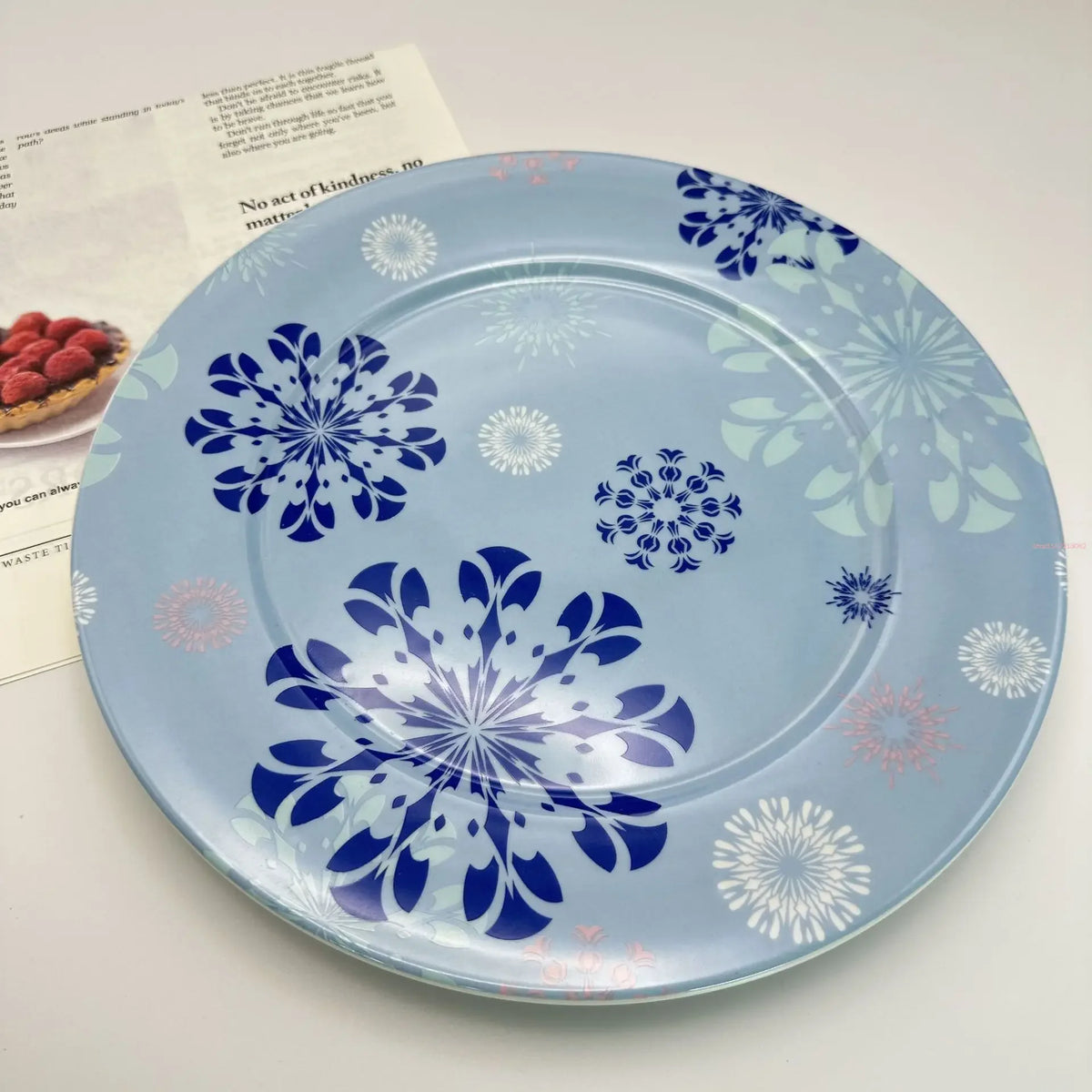 Coleção de Pratos Natalinos: Porcelana Ilustrada com Cenas de Inverno