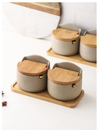 Saleiro ou porta-temperos de cerâmica com colher de bambu