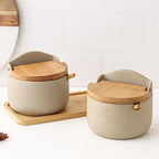 Saleiro ou porta-temperos de cerâmica com colher de bambu