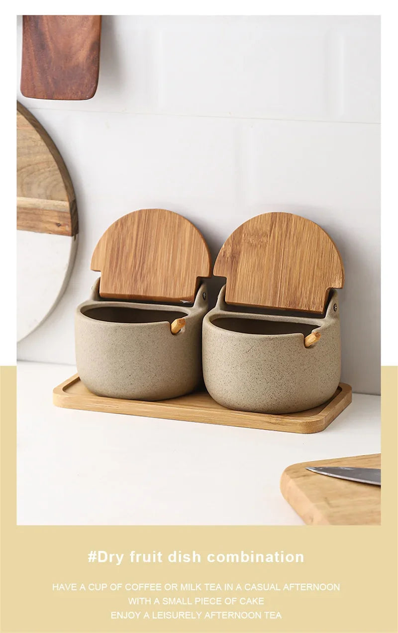 Saleiro ou porta-temperos de cerâmica com colher de bambu