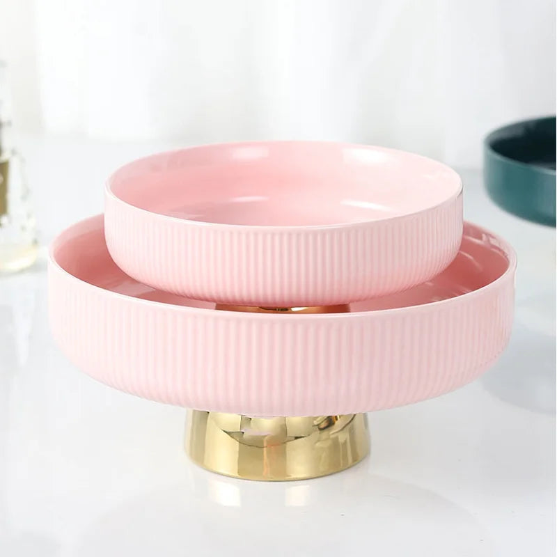 Elegante prato de frutas em cerâmica branca  e  base dourada