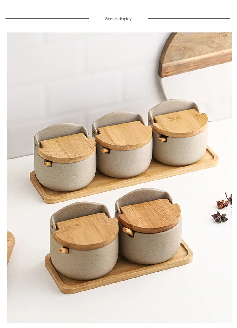 Saleiro ou porta-temperos de cerâmica com colher de bambu