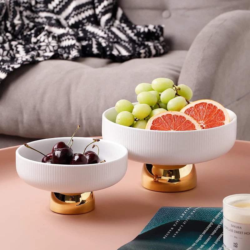 Elegante prato de frutas em cerâmica branca  e  base dourada