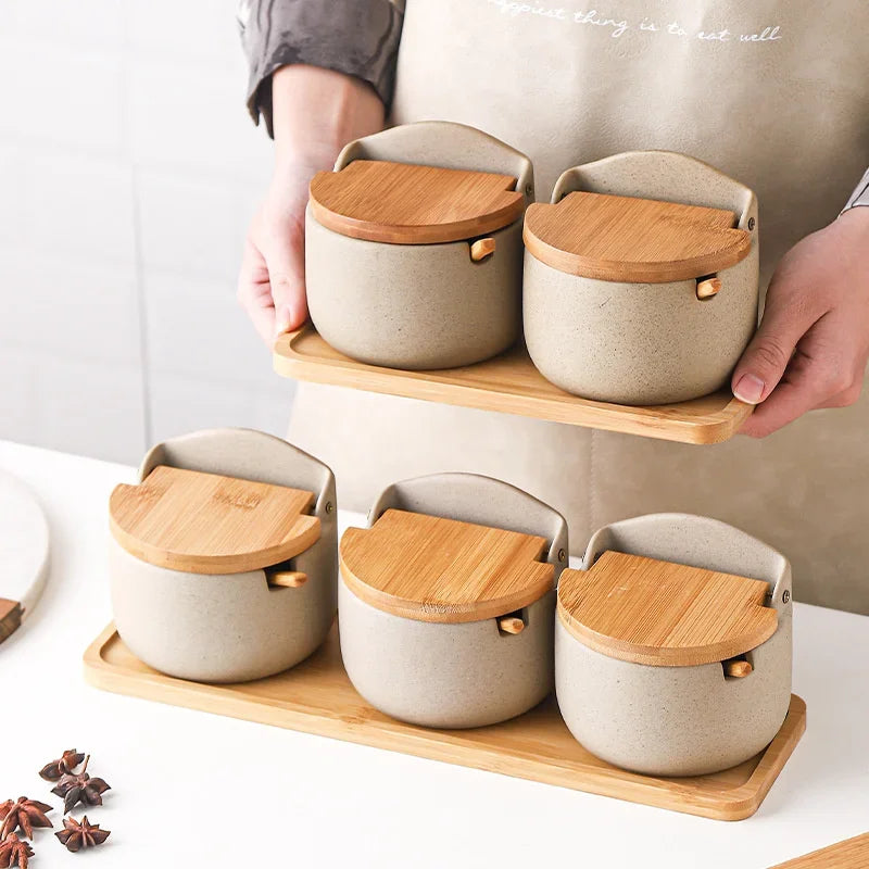 Saleiro ou porta-temperos de cerâmica com colher de bambu